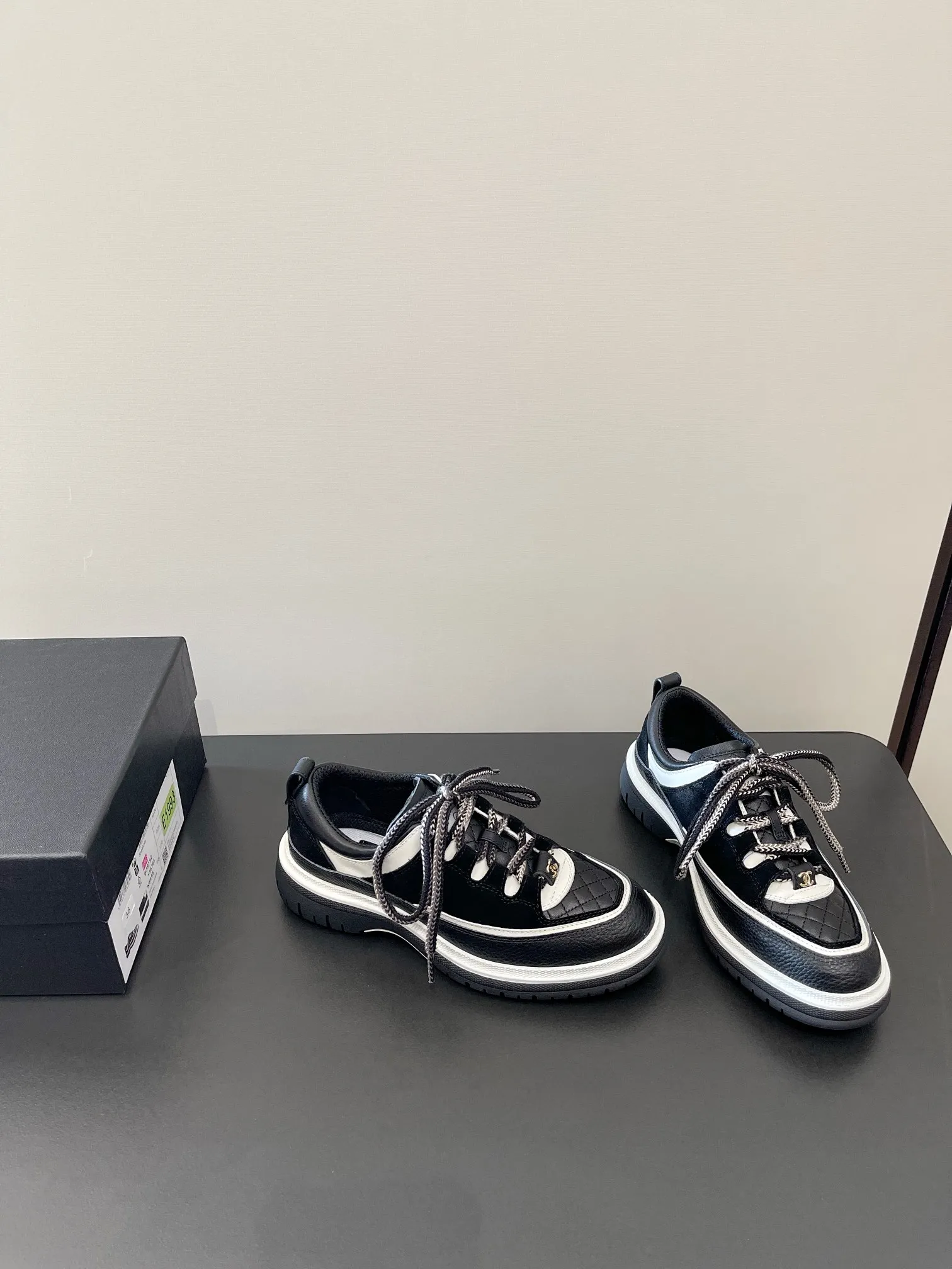 👟👟Ex-factory price 560👟👟 𝐂𝐇𝐀𝐍𝐄𝐋 Chanel's latest diamond lace sports sneakers in new colors ✔️ Full cowhide leather surface. The new color matching fabric adds many elements to make it look very delicate. When you put it on, your legs will become longer in seconds. The authentic replica of the counter. The upper part can be said to be really super good! Size: 35-41 original packaging